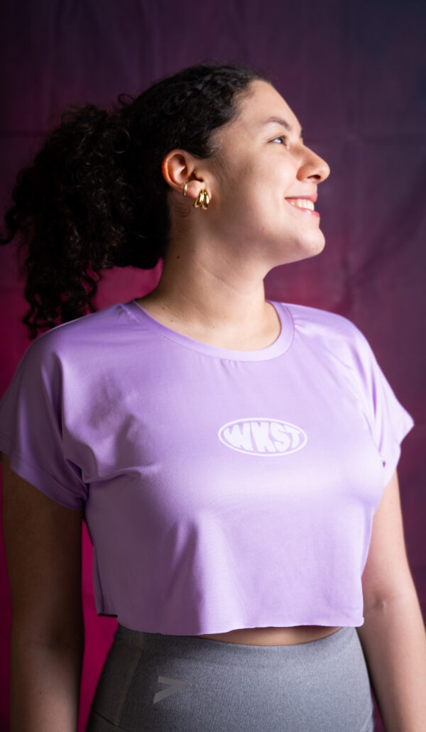 Crop Top Deportivo Lila WKST – Libertad y Estilo - Imagen 3