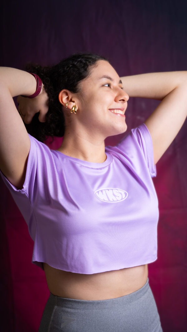 Crop Top Deportivo Lila WKST – Libertad y Estilo - Imagen 2